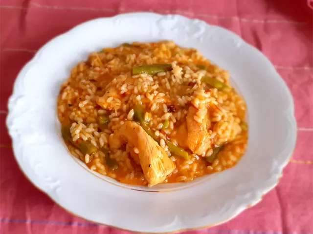 Arroz con pollo en adobo y judías verdes