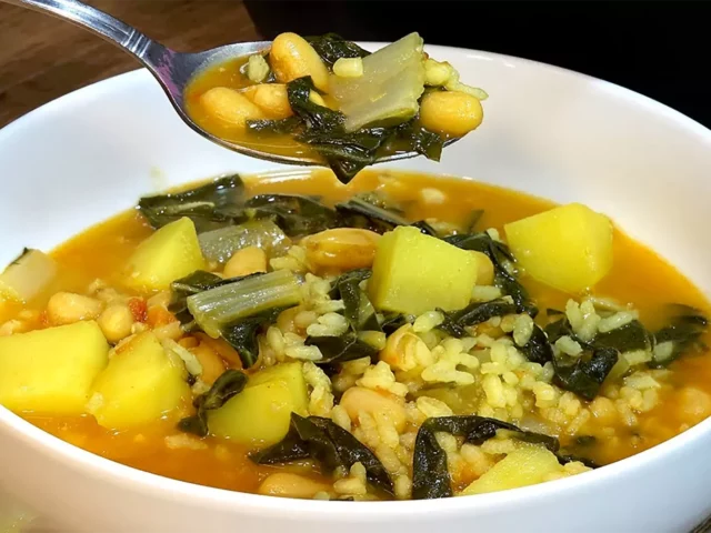 Arroz y habichuelas con espinacas