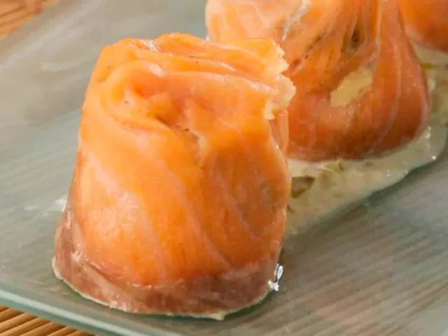 Bombones de salmón ahumado con salsa de yogur picante