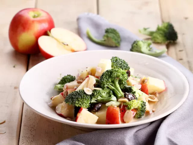 Ensalada de brócoli y manzana