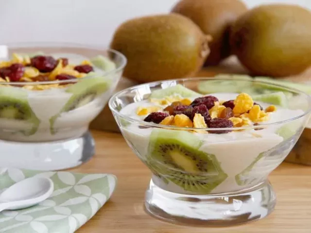 Postre de kiwi con salsa de yogur y vainilla